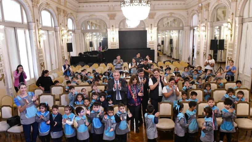 Jaldo recibió a alumnos de nivel inicial de Alderetes en el Salón Blanco