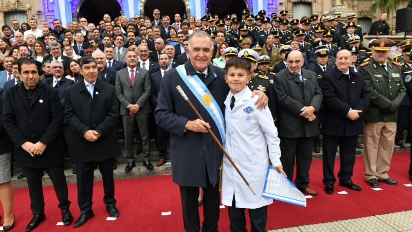 25 de Mayo: “Hay que colocar siempre la Bandera Argentina por sobre todas las ideologías”