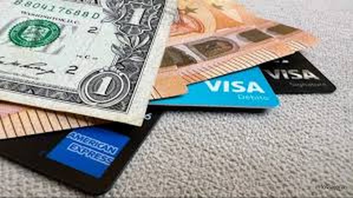 Analizan impulsar pagos y cuotas con tarjetas de crédito en dólares