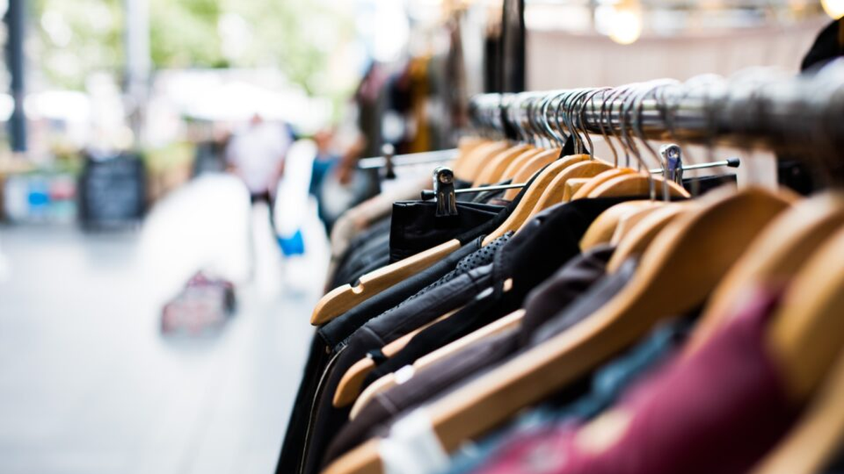 Las marcas de ropa bajan precios ante la caída del consumo