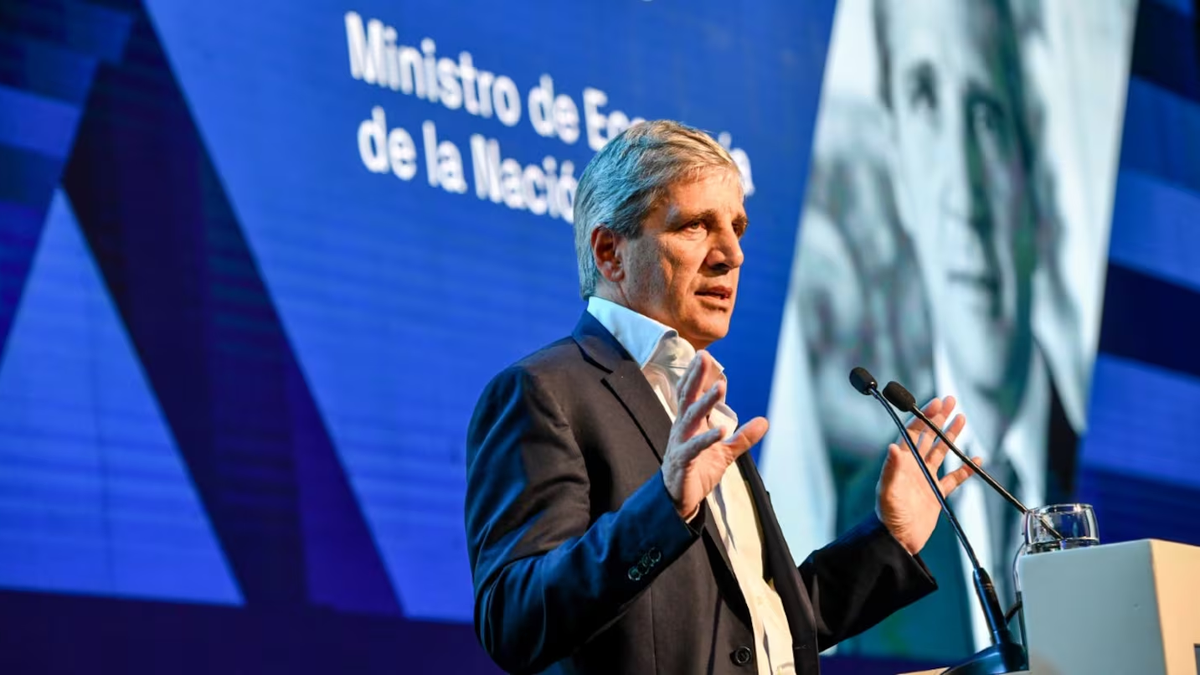 Caputo aseguró que no habrá devaluación y relativizó la salida de los dólares