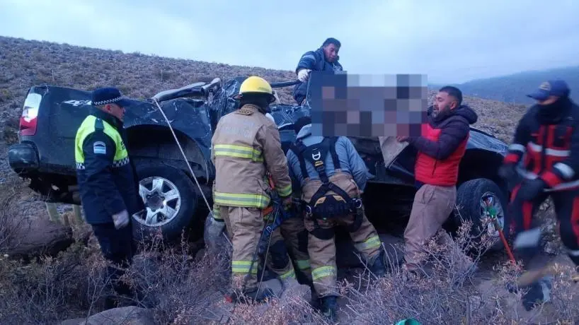 Una camioneta se salió de la ruta y cayó por un precipicio en Amaicha, causando la muerte de un hombre y dejando cuatro heridos