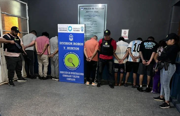 Aprehenden a ocho personas por agredir a la Policía durante simultáneos allanamientos