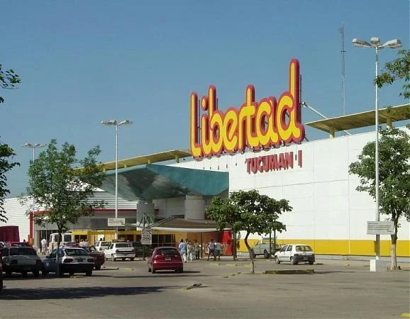 Conflicto violento frente al hiper Libertad del Acceso Norte: agredieron a presuntos delincuentes