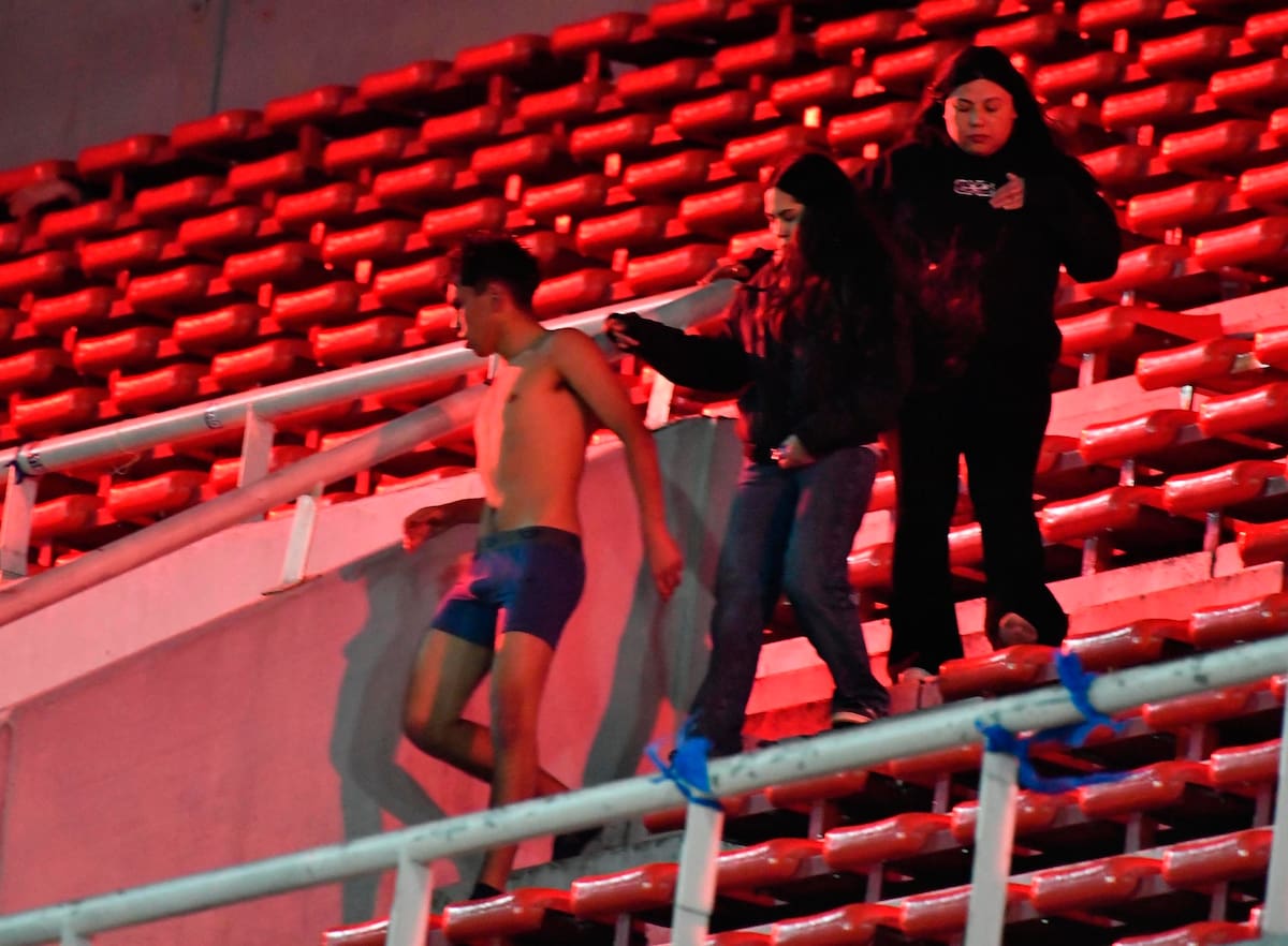Los brutales videos de la violencia entre hinchas de Independiente y U. de Chile