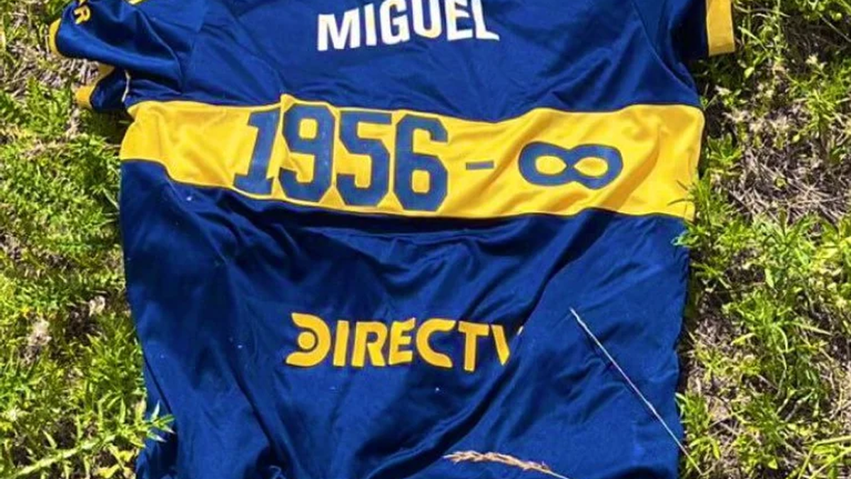 La camiseta de Boca por el homenaje a Miguel Russo, cayó en un pueblo de Uruguay